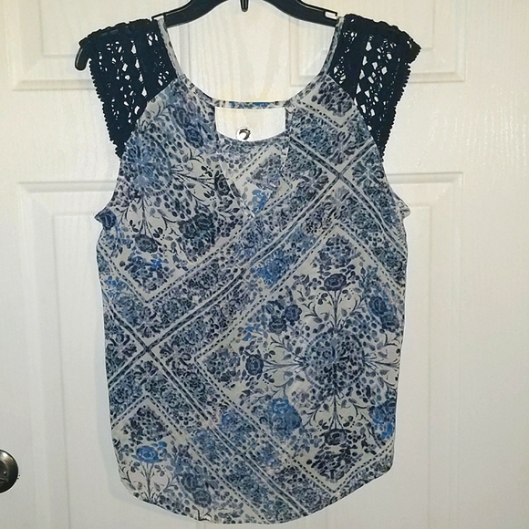 Ladies Red Camel Sheer Floral Top White & Blue w/Crocheted shoulder acce… - Picture 3 of 7